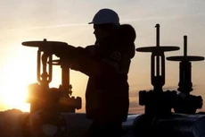 Giá dầu thấp đã khiến đầu tư trong lĩnh vực năng lượng giảm 40% trong 2 năm qua - Ảnh: Reuters.