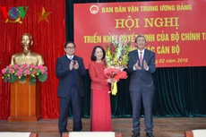 Ông Đinh Thế Huynh trao Quyết định của Bộ Chính trị và tặng hoa bà Trương Thị Mai.