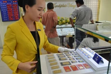 Giá vàng SJC sụt giảm mạnh nhưng đã cao hơn giá thế giới. Ảnh: Lệ Chi.
