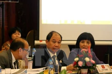 Thứ trưởng Bộ Công thương Việt Nam Nguyễn Cẩm Tú (giữa) tại Vientiane. (Ảnh: Phạm Kiên/TTXVN)