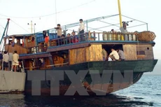 Các ngư dân nước ngoài bị hải quân Philippines ngăn chặn ngoài bãi cạn Scarborough. (Nguồn: AFP/TTXVN)