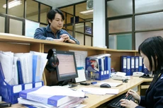 Vẫn còn nhiều doanh nghiệp phải trả thêm chi phí ngoài quy định trong quá trình thực hiện thủ tục hải quan. Ảnh: Hoài Nam