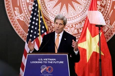 Ngoại trưởng Mỹ John Kerry phát biểu tại hội thảo kỷ niệm 20 năm bình thường hóa quan hệ với Việt Nam tại Hà Nội năm ngoái. Ảnh: Giang Huy