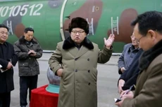 Nhà lãnh đạo Triều Tiên Kim Jong-un gặp các nhà khoa học và kỹ thuật nghiên cứu vũ khí hạt nhân ở Bình Nhưỡng. Ảnh: Reuters/KCNA.