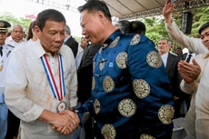 Ông Duterte bắt tay với Đại sứ Triệu tại sự kiện hôm qua. Ảnh: PPD