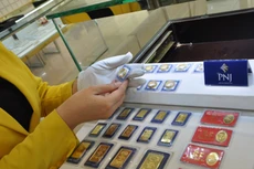 Giá vàng trong nước lình xình quanh 33,5 triệu đồng một lượng khi cung cầu yếu.