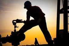 Thông tin FED không nâng lãi suất cơ bản đồng USD đã giúp đẩy giá dầu tăng bất chấp việc dự trữ dầu thô tại Mỹ tăng mạnh trong tuần qua - Ảnh: Reuters.