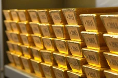 Mỗi ounce vàng phiên hôm qua giảm 0,6%. Ảnh: AFP.