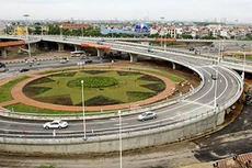 Sắp thông xe cầu vượt chính Nút giao thông trung tâm quận Long Biên