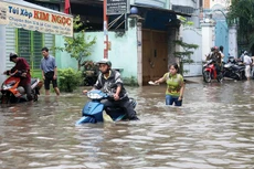 Nhiều khu vực của TP.HCM vẫn đang bị triều cường nhấn chìm. Ảnh: Lê Toàn