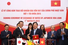Bộ trưởng Bùi Quang Vinh và Đại sứ Nhật Bản Hiroshi Fukada trao Công hàm về việc cung cấp khoản vay ODA trị giá 95 tỷ Yên. Ảnh: Lê Tiên