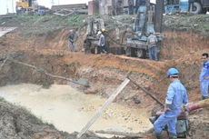 Tuyến ống nước sông Đà giai đoạn 1 đã nhiều lần bị vỡ đường ống, chủ đầu tư giải thích tuyến ống nước sông Đà giai đoạn 2 đã rút kinh nghiệm từ giai đoạn 1 nên mới chọn chất liệu ống là gang dẻo - Ảnh: Tư liệu TTO