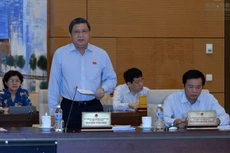 Chủ nhiệm Ủy ban Kinh tế Nguyễn Văn Giàu nêu những diễn biến mới, những khó khăn, thách thức của nền kinh tế.