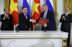 Ông Igor Sechin, Chủ tịch Hội đồng Điều hành Rosneft và ông Nguyễn Quốc Khánh trao đổi thoả thuận tại Lễ ký kết. Nguồn ảnh: Ria Novosti.