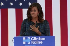 Đệ nhất phu nhân Mỹ Michelle Obama hôm qua phát biểu trước đám đông người ủng hộ bà Hillary Clinton tại Đại học La Salle ở Philadelphia. Ảnh:CNN