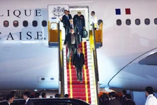 Tổng thống Pháp Francois Hollande bước xuống từ chuyên cơ. Ảnh: Giang Huy