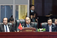 Thủ tướng Nguyễn Xuân Phúc và Phó thủ tướng Phạm Bình Minh dự lễ khai mạc Hội nghị Cấp cao ASEAN lần thứ 28 - 29. Ảnh: VGP.
