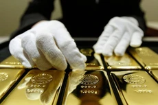 Giá vàng đã mất hơn 4% kể từ thông điệp của Fed vào tuần trước về khả năng tăng lãi suất sớm. Ảnh: Bloomberg.