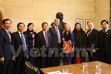 Phó Chủ tịch Quốc hội Tòng Thị Phóng chụp ảnh lưu niệm với Phó Chủ tịch Hạ viện Anh Eleanor Laing (váy xanh) và Chủ tịch Nhóm nghị sỹ liên đảng Anh quan tâm tới Việt Nam George Howard (đứng giữa). (Ảnh: Đỗ Sinh/Vietnam+)