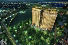 D’. Le Pont D’or tọa lạc bên cạnh hồ Hoàng Cầu