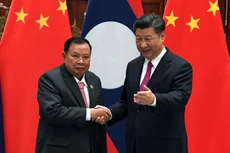 Chủ tịch Trung Quốc Tập Cận Bình (phải) và Chủ tịch Lào Bounnhang Vorachith. Ảnh: AFP