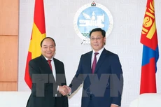 Thủ tướng Mông Cổ J. Erdenebat và Thủ tướng Nguyễn Xuân Phúc. (Ảnh: Thống Nhất/TTXVN)