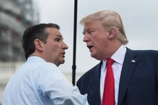 Thượng nghị sĩ Ted Cruz (trái) hôm qua tuyên bố sẽ ủng hộ ứng viên tổng thống Mỹ đảng Cộng hòa Donald Trump. Ảnh minh họa: AFP