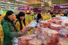 Khách chọn mua hàng tại siêu thị Big C Thăng Long. (Ảnh: Vũ Sinh/TTXVN)