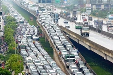 Vào một số ngày có mưa lớn hoặc cao điểm như khai giảng, trước Tết Nguyên đán, đường Nguyễn Xiển và Vành đai 3 Hà Nội đã từng ùn tắc vài km - Ảnh: Hoàng Anh (Zing)