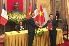 Lãnh đạo FPT và Telespazio France trao thỏa thuận hợp tác về triển khai Trung tâm EarthLab tại Việt Nam.