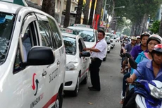 Xử phạt 7 hãng taxi không chịu giảm giá cước