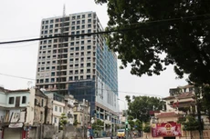 Đến thời điểm ngày 27/6, chủ đầu tư của dự án 8B Lê Trực vẫn chưa nộp tiền theo quy định, công tác cưỡng chế phá dỡ vẫn bị ngừng trệ nhiều ngày.