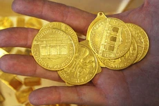 Mỗi ounce vàng đã tăng 1,3% trong ngày đầu tuần. Ảnh: WSJ.