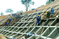 Phó Thủ tướng Vương Đình Huệ yêu cầu Bộ Kế hoạch và Đầu tư xây dựng kế hoạch đầu tư công trung hạn, phối hợp với Bộ Tài chính triển khai kế hoạch tài chính ngân sách trung hạn để trình Quốc hội vào tháng 10/2016.