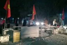 Người dân mang chướng ngại vật chặn quốc lộ 38.