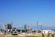 Nhà máy lọc dầu Dung Quất dù được ưu đãi nhiều nhưng vẫn than lỗ - Ảnh: Hiển Cừ