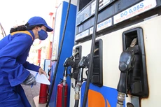 Giá xăng được điều chỉnh giảm từ 15h hôm nay. Ảnh: Ngọc Thành