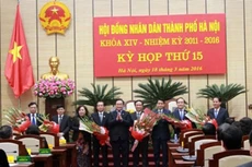 Lãnh đạo thành phố chúc mừng các phó chủ tịch vừa được Hội đồng Nhân dân thành phố bầu.