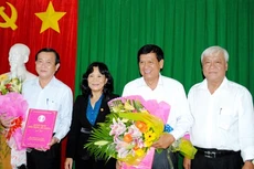 Ông Phan Văn Nhiều (ngoài cùng bên trái)