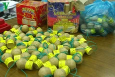 Pháo nổ, gỗ lậu vẫn “lén lút” vào Việt Nam