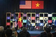 Tổng thống Obama trực tiếp trao đổi với ba doanh nhân trẻ tại Dreamplex chuyến thăm Việt Nam mới đây.