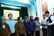 Tổng biên tập Báo Đấu thầu Đỗ Xuân Khánh trao quà Tết Ất Tỵ 2025 cho các hộ nghèo xã Vũ Hội (huyện Vũ Thư, tỉnh Thái Bình). Ảnh: Lê Tiên