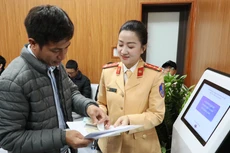 Người dân tại Hà Nội tới làm thủ tục cấp, đổi giấy phép lái xe