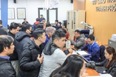 Người dân làm thủ tục cấp đổi giấy phép lái xe