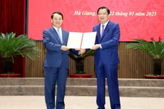 Ông Phan Đình Trạc trao quyết định và tặng hoa chúc mừng Tân Bí thư Tỉnh ủy Hà Giang Hầu A Lềnh.