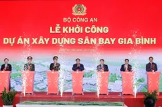 Thủ tướng Phạm Minh Chính và các đại biểu thực hiện nghi thức khởi công dự án xây dựng sân bay Gia Bình. Ảnh: VGP