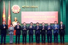 Phó Thủ tướng Chính phủ Hồ Đức Phớc (thứ 4 từ trái sang), Phó Thủ tướng Chính phủ Nguyễn Chí Dũng (thứ 5 từ phải sang) chúc mừng tập thể lãnh đạo Bộ Tài chính. Ảnh: Đức Minh