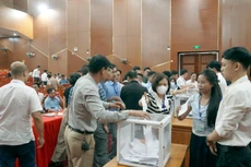 Khách hàng bỏ phiếu tại phiên đấu giá đất. Ảnh: huyện Thạch Thất