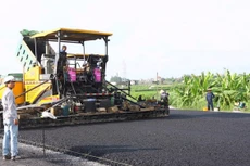 Bảng yêu cầu nhân sự chủ chốt, HSMT yêu cầu nhân sự chỉ huy trưởng công trình phải có kinh nghiệm tối thiểu 5 năm hoặc tối thiểu 1 hợp đồng; tốt nghiệp đại học chuyên ngành xây dựng cầu đường...Ảnh chỉ mang tính minh họa. 