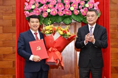 Trưởng Ban Tổ chức Trung ương Lê Minh Hưng trao Quyết định, chúc mừng ông Y Thanh Hà Niê K’đăm nhận trọng trách mới - Ảnh: Báo Lâm Đồng